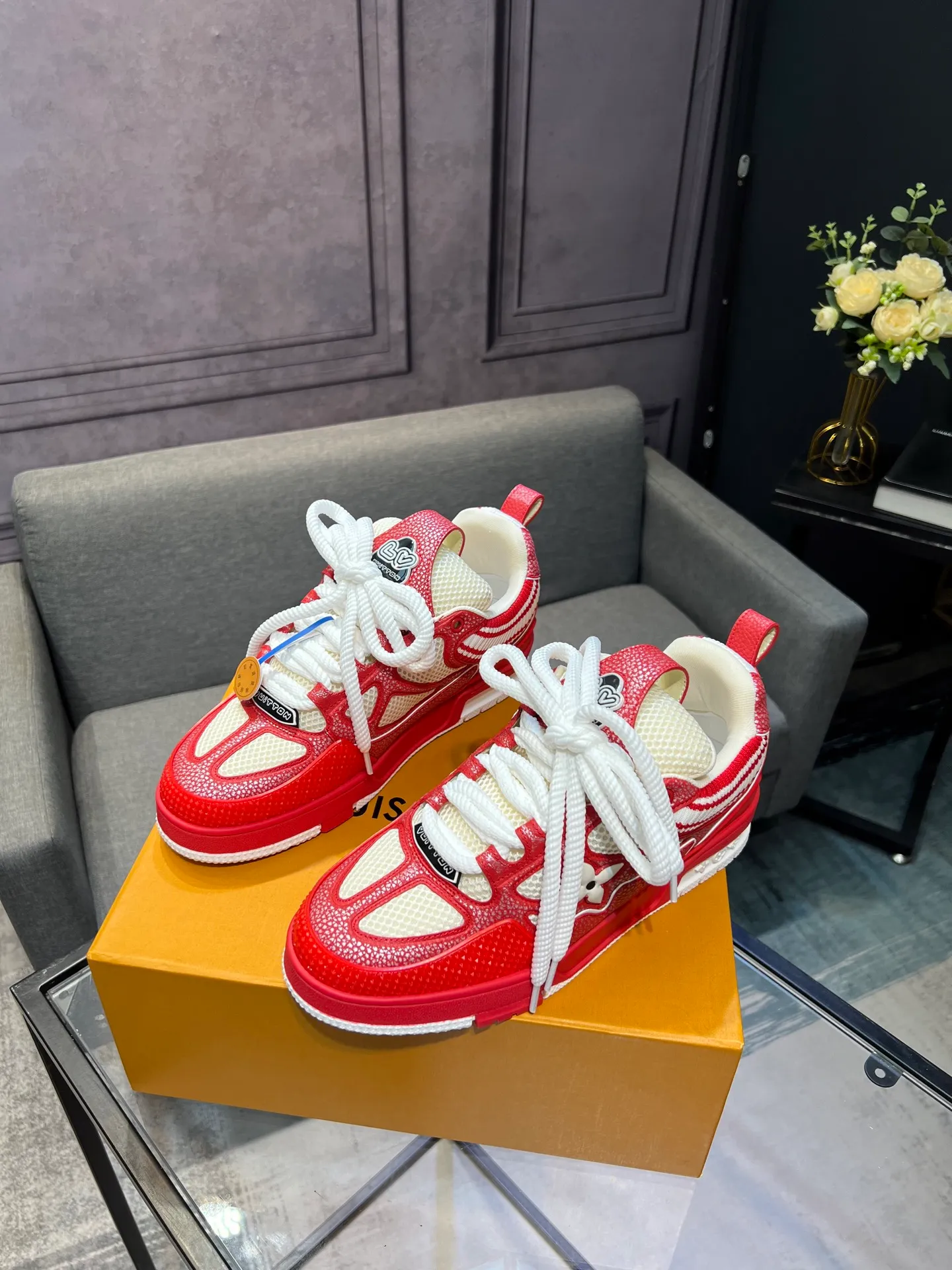 Men's men's shoes💰800 LV top version new style purchasing quality LV~Louis Vuitton LV TRAINER's best-looking sneakers, donkey brand strongly promotes new products, official website limited edition retro basketball sneakers! Both high-top and low-top models spent money to purchase 1:1 accurate reproductions of the originals. The details are invincible and full of sincerity. The imported custom-made original cowhide leather is the same as the original package. The details are 100% restored. The private model customizes the original one-piece TPU outsole. It is different from other brands. Without the original version, this effect cannot be achieved!                Men's and women's models 35-40 39-45 (46 is custom-made and cannot be returned or exchanged)